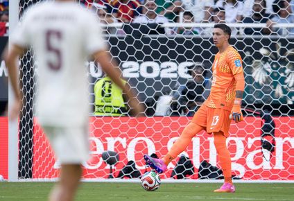 mandarle un fuerte abrazo: alex baena, el de la pelea con valverde y autor del gol de espana, se solidarizo con fernando muslera y le envio animo