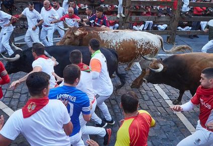 Seis personas resultaron heridas en el tradicional encierro de San Fermín en España, con un participante corneado y cinco con contusiones