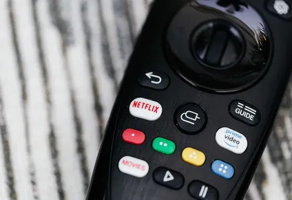 las acciones de netflix se derrumban mas de 30% en wall street