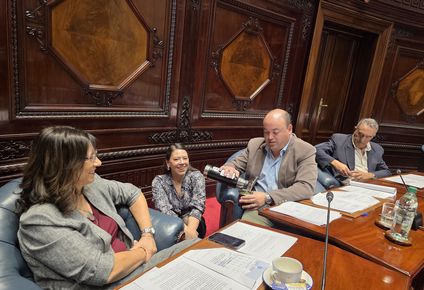 el senado rompe una regla nunca escrita y legisladores del frente amplio compartieron mate en sala