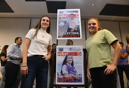 Oxandabarat y Sansonetti en la entrega de premios Fútbolx100 masculino y femenino en 2022