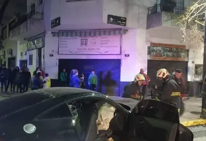 El rapero Kaleb Di Msi chocó una moto, se escapó y en el raid impactó contra un auto