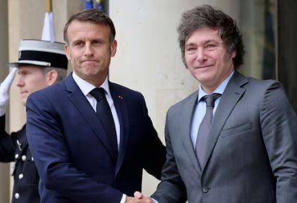 El presidente francés, Emmanuel Macron y eñ presidente argentino, Javier Milei.