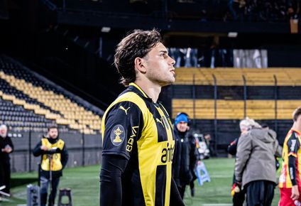 Nahuel Herrera salta a la cancha del Campeón del Siglo que luce vacío, sin hinchas aurinegros, para el debut de Peñarol ante Progreso