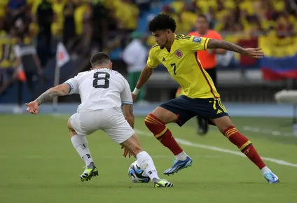 Luis Díaz contra Nahitan Nández en la selección uruguaya