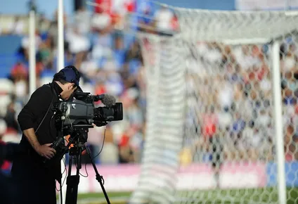 la comision de defensa de la competencia detecto riesgos de practicas anticompetitivas en los contratos de la auf por derechos de tv y le ordeno importantes limitaciones