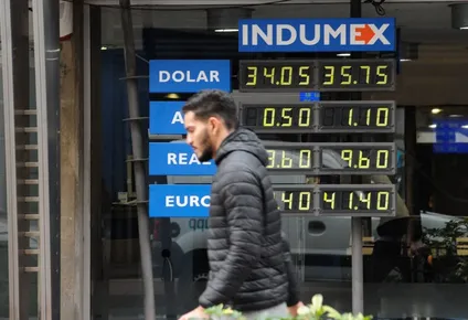 el dolar perdio 35 centesimos en tres dias y se afianza en franja de $ 34