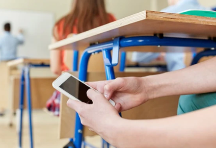 CABA regula los celulares en escuelas