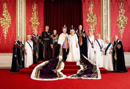 se publico el primer retrato de la nueva familia real: asi se ven carlos y camilla tras la coronacion