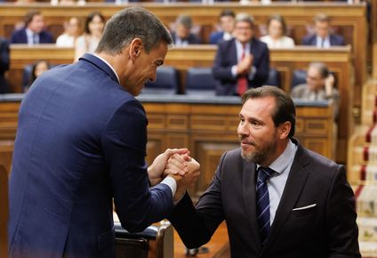 El presidente Pedro Sánchez, y el ministro Oscar Puente, en el Parlamento de España.