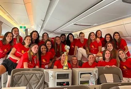 Las jugadoras de la selección española posan en el avión Airbus A350 de Iberia
