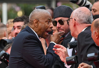 Encontronazo entre Denzel Washington y un fotógrafo en la alfombra roja de Cannes