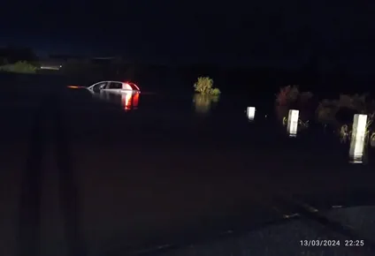 Auto inundado en la Ruta 61