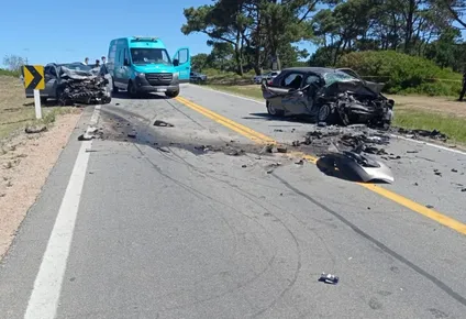 Así quedaron los dos autos que chocaron en Manantiales el 4 de enero de 2023