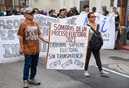 EPÍGRAFE: Manifestantes piden oficializar los resultados de las elecciones en Guatemala.