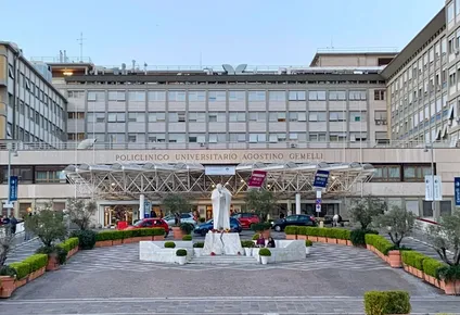 El hospital universitario de Roma donde está internado el papa