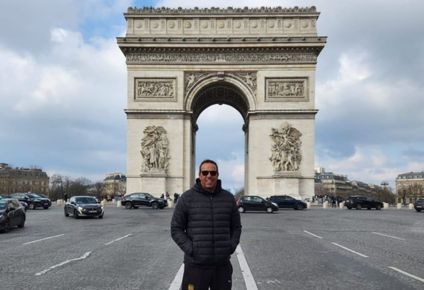 Ignacio Ruglio, presidente de Peñarol, y el Arco del Triunfo en París