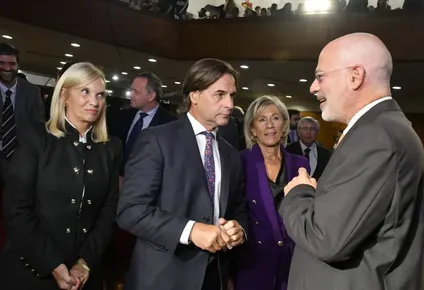 lacalle pou y beatriz argimon en el acto del dia del holocausto y el heroismo