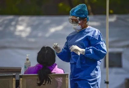 La pandemia de coronavirus está lejos de haber terminado, advirtió el martes el director general de la OMS