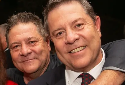 El presidente de Castilla-La Mancha, Emiliano García-Page, y su hermano gemelo Javier García-Page.