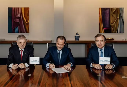 Juan Carlos Escotet Rodríguez (centro) y Francisco Botas (derecha), con Fernando Teles, accionista de EuroBic, durante la firma del acuerdo de integración.