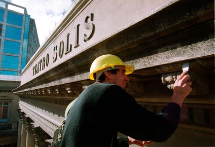 El 25 de agosto de 2004 el Teatro Solís volvió a abrir sus puertas, después de una reforma que llevó seis años