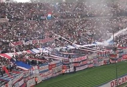 Momento en el que es lanzada la bengala que impactó a un policía desde la tribuna Colombes