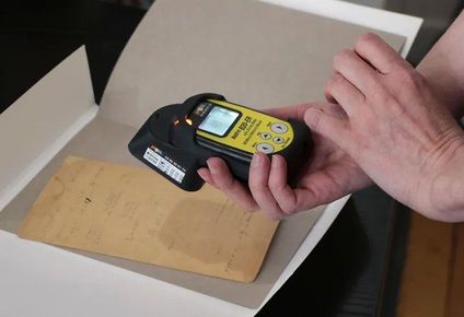 Este documento de Marie Curie lleva una huella muy particular, medible sólo con un monitor de radiación.