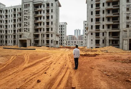 La crisis económica en China precipitó también la crisis inmobiliaria.