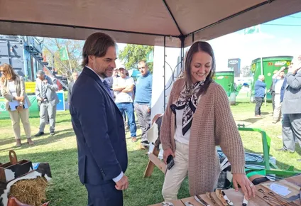 El presidente de la República, Luis Lacalle Pou, junto a Gabriela Martínez en el stand de Sembrando, en Expo Melilla.