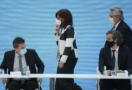 Dirigentes del kirchnerismo salieron al cruce de un decreto del gobierno que divide al oficialismo argentino