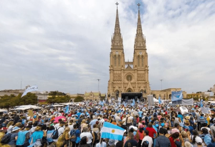 Cientos de miles de fieles participan en la 50° Peregrinación a Luján