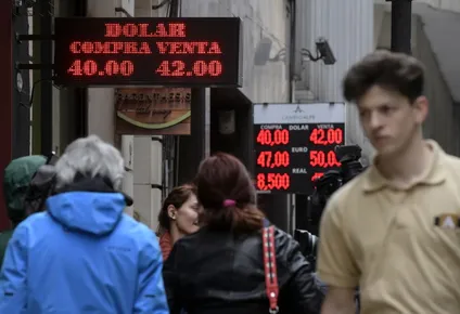 a una semana del dolar a 42 pesos argentinos: ahora cae y se negocia apenas arriba de 38