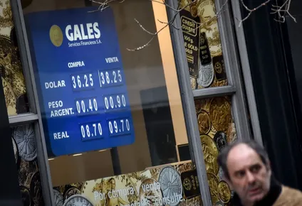 pese a un cepo mas duro, el dolar bajo en argentina, pero volvio a subir en uruguay