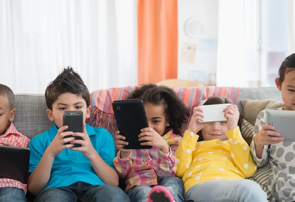 Pediatras argentinos advierten que el uso abusivo de las pantallas puede afectar el aprendizaje y la interacción social en los niños