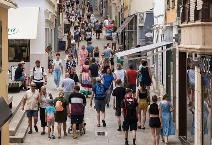 España bate el récord de población, según datos oficiales