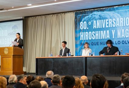 Exposición conmemorando el 80° aniversario de los bombardeos nucleares de Hiroshima y Nagasaki.