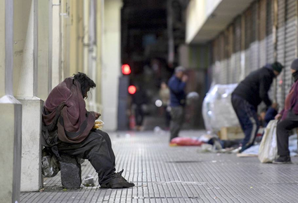 Vuelve a dispararse la pobreza y se derrumba la clase media