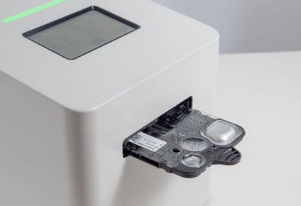 El analizador PA-100, que ganó el Premio Longitude, puede indicar a los médicos si una infección urinaria es causada por bacterias y cuál es el antibiótico adecuado a utilizar.