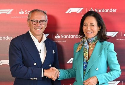 Stefano Domenicali, consejero delegado de la Fórmula 1, y Ana Botín, presidenta del Santander.
