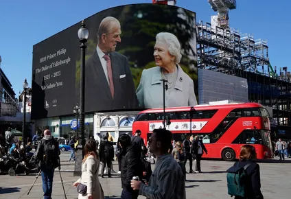 Fotos de la reina y el príncipe Felipe se mostraron en las pantallas de Piccadilly Circus, en el centro de Londres