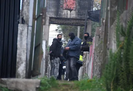 la llamada que recibio la policia antes de que aparecieran las otras dos armas en el cerro