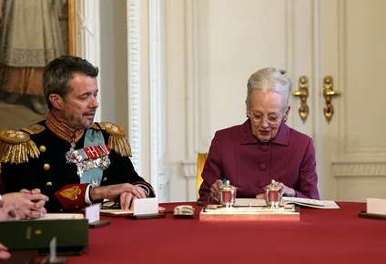 La reina Margarita de Dinamarca (derecha) firma una declaración de abdicación junto al príncipe heredero Frederik en el Consejo de Estado en el castillo de Christiansborg en Copenhague.