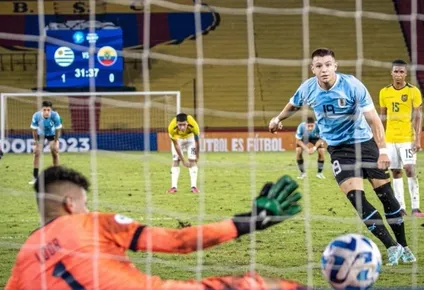 Faustino Barone de Uruguay, convierte el segundo, de penal, ante Ecuador en el Sudamericano sub 17