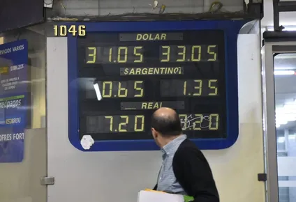 el dolar se disparo en argentina y el bcu intervino para frenarlo