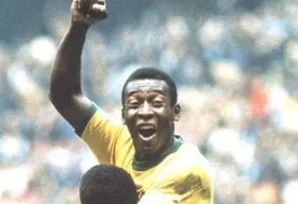 Pelé festejando su gol con Brasil ante Italia en la final de México 1970