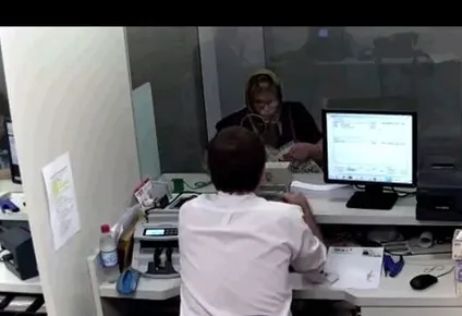 se disfrazo de anciana y robo dinero del banco a la mujer a la que cuidaba