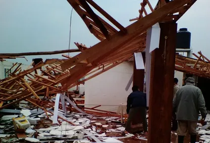 turbonada en cerro largo provoco voladuras de techos y derrumbes en unas 50 casas
