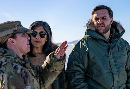La coronel Susannah Meyers acompañó a los Vance en su visita a la base estadounidense en Groenlandia.