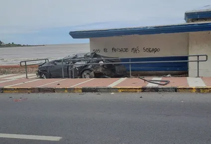 Así quedó el auto que quedó incrustado en el parador